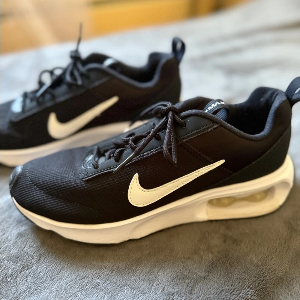 Nike Air Max Women’s Sneakers Black White Running Shoes Size 7 Athletic Casual - Picture 3 of 7